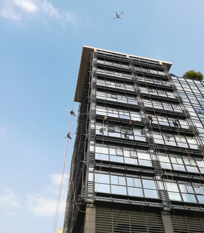 成都寫(xiě)字樓外墻保潔清洗案例