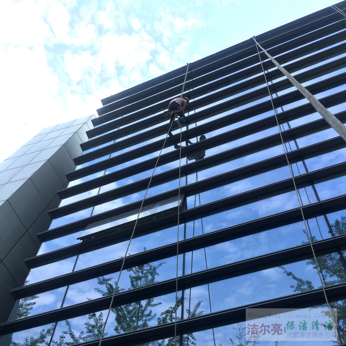 成都玻璃幕墻清洗服務作業(yè)