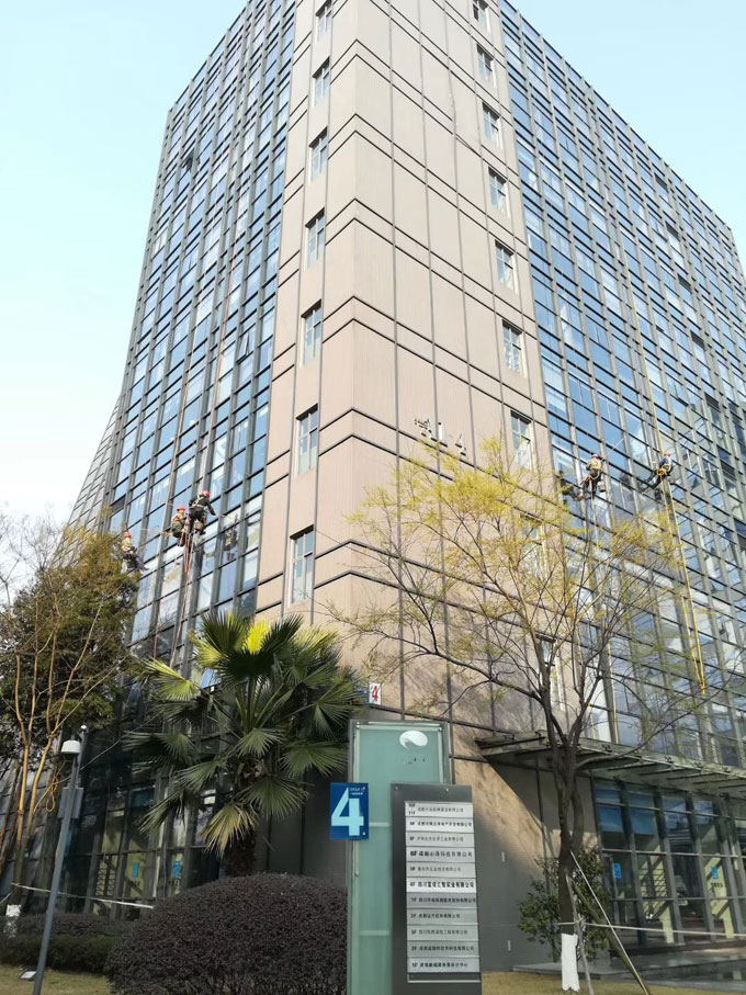 寫(xiě)字樓外墻保潔中